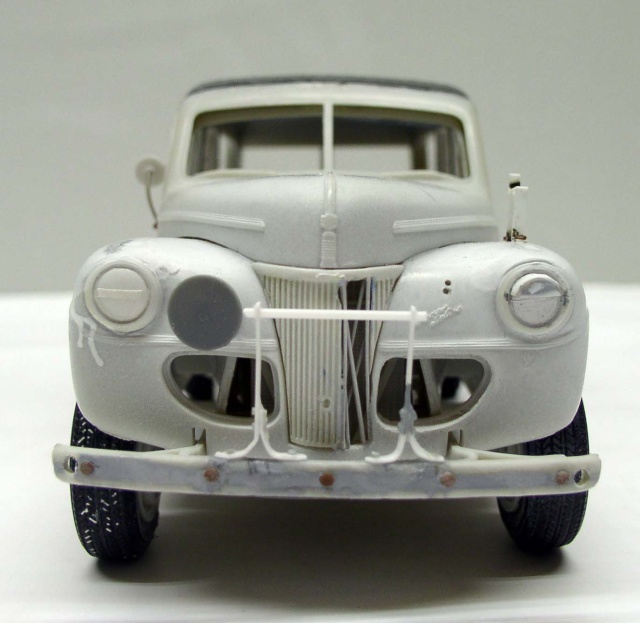 Maquette de Ford C11 ADF vue de face, carrosserie grise non peinte avec calandre et pare-chocs