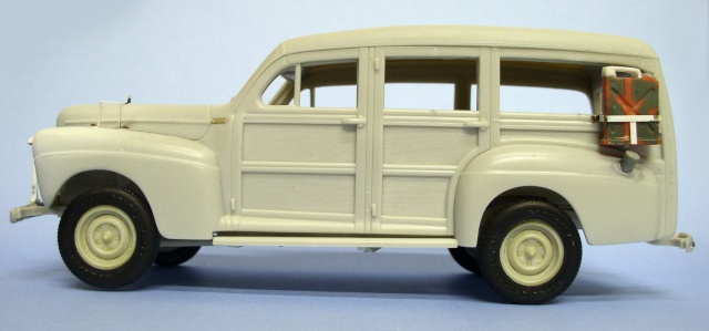 Maquette de Ford C11 ADF break en résine beige vue de profil