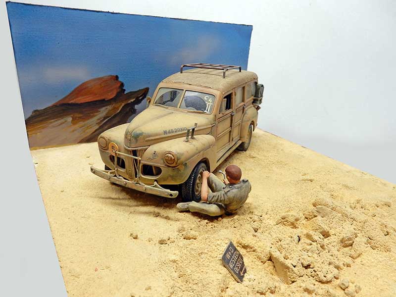 Diorama désertique du Ford C11 ADF sable avec soldat assis contre la roue