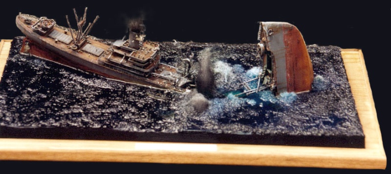 Diorama de Liberty ship brisé en deux coulant dans une mer sombre
