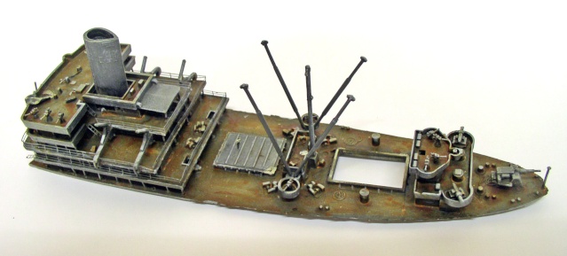 Maquette de Liberty ship vieillie en épave rouillée, vue d'ensemble de la superstructure et du pont