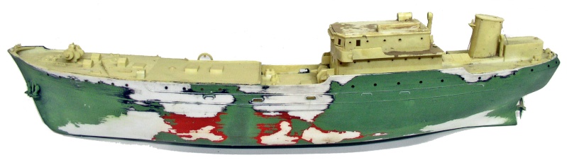 Maquette de Liberty ship en cours de peinture, coque verte vieillie avec superstructure crème non peinte