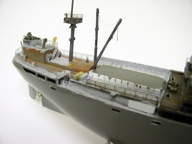 Maquette de Liberty ship gris vieilli montrant pont avant, mât de charge et écoutilles