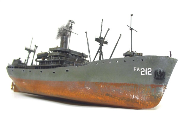 Maquette de Liberty ship gris immatriculé PA 212 à la coque rouillée