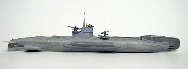 Maquette de sous-marin gris vue de profil avec kiosque et canons sur fond clair