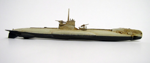 Maquette de sous-marin avec kiosque et canons, coque bicolore noir et beige