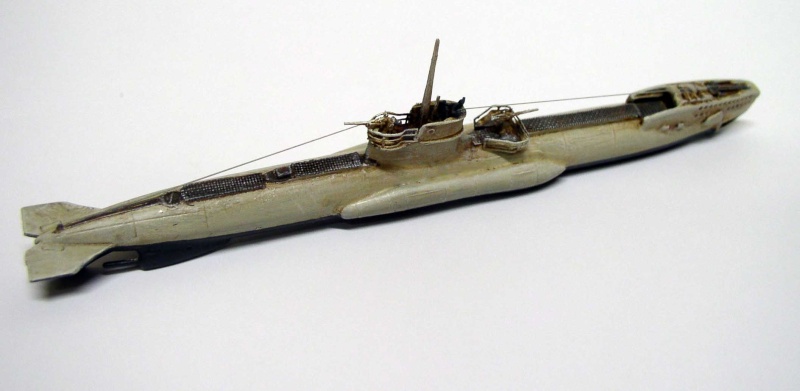 Maquette de sous-marin allemand avec kiosque détaillé, posée sur fond blanc
