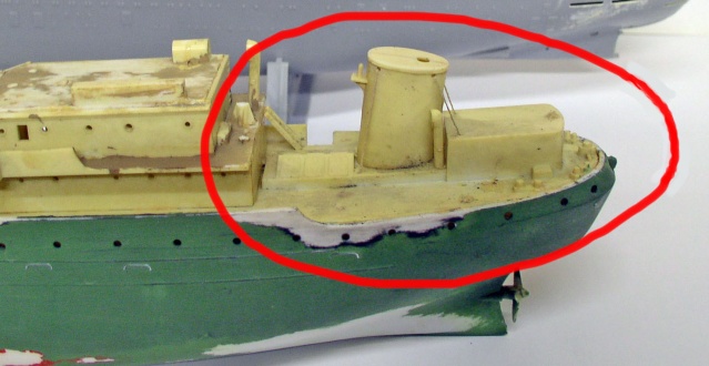 Maquette de Liberty ship à coque verte, superstructure et cheminée beige entourées de rouge