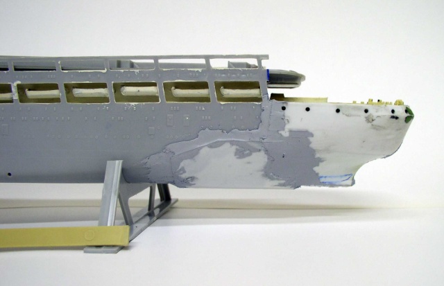 Maquette de poupe de porte-avions en gris avec mastic de jointoiement sur support