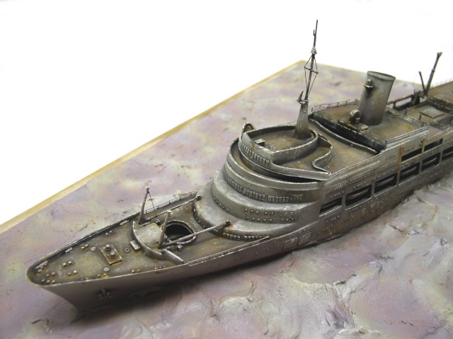 Maquette de navire vieilli type Liberty ship sur diorama de mer grise