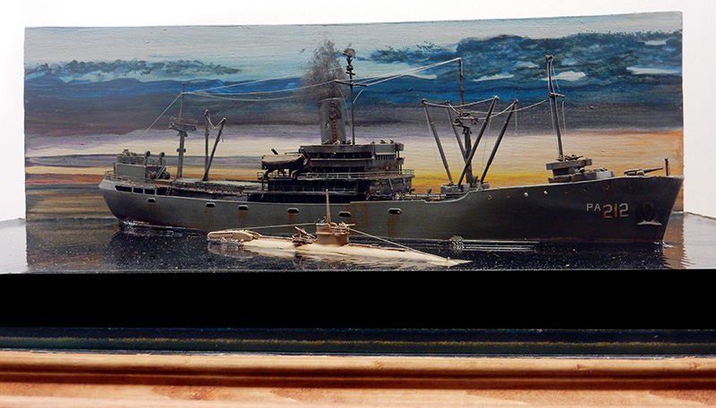 Maquette de Liberty ship gris numéroté PA-212 en diorama naval sur fond peint