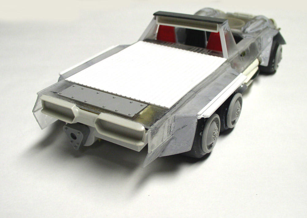 Maquette de véhicule blindé futuriste à six roues avec carrosserie métallique argentée en construction