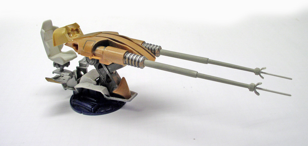 Maquette de char antigravité martien beige avec deux longs canons et siège ouvert sur socle bleu