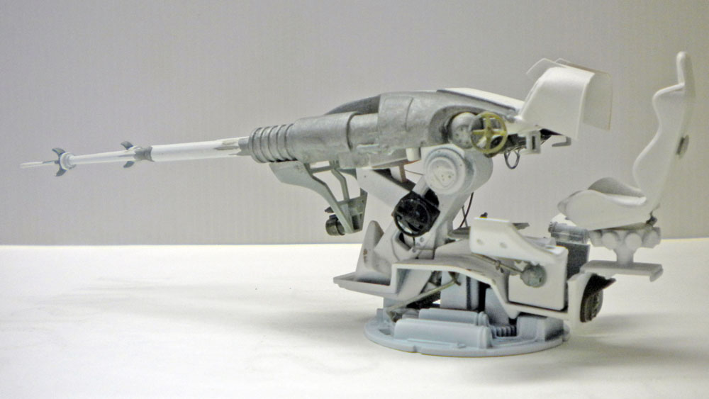 Maquette grise d'un canon antiaérien futuriste avec siège pivotant et long missile pointé