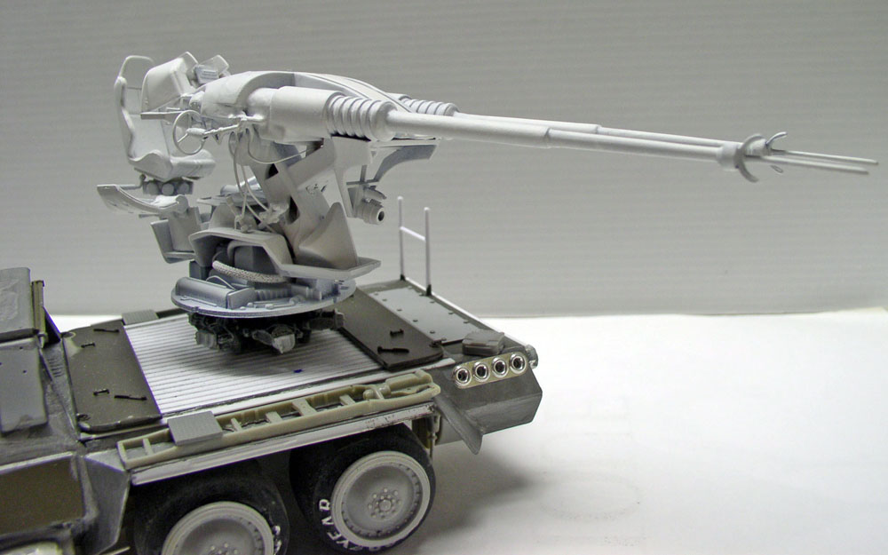 Maquette de véhicule blindé à roues équipé d'une tourelle à long canon, en cours de montage