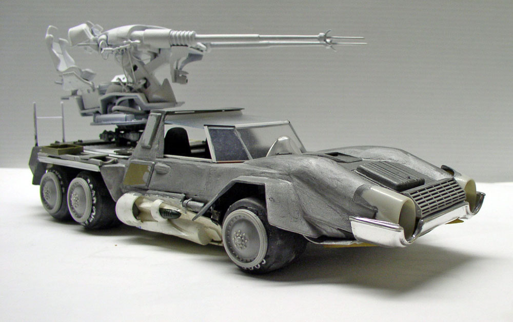 Maquette de véhicule blindé futuriste à six roues équipé d'un canon antiaérien sur fond gris
