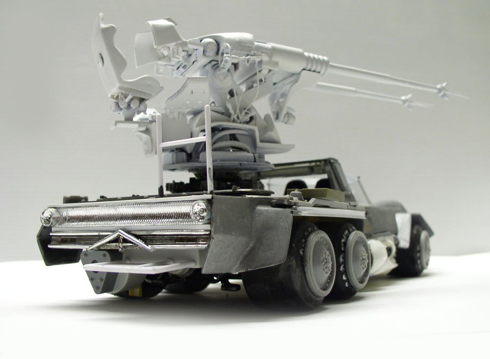Maquette de camion six roues équipé d'un canon antiaérien et missiles sur tourelle