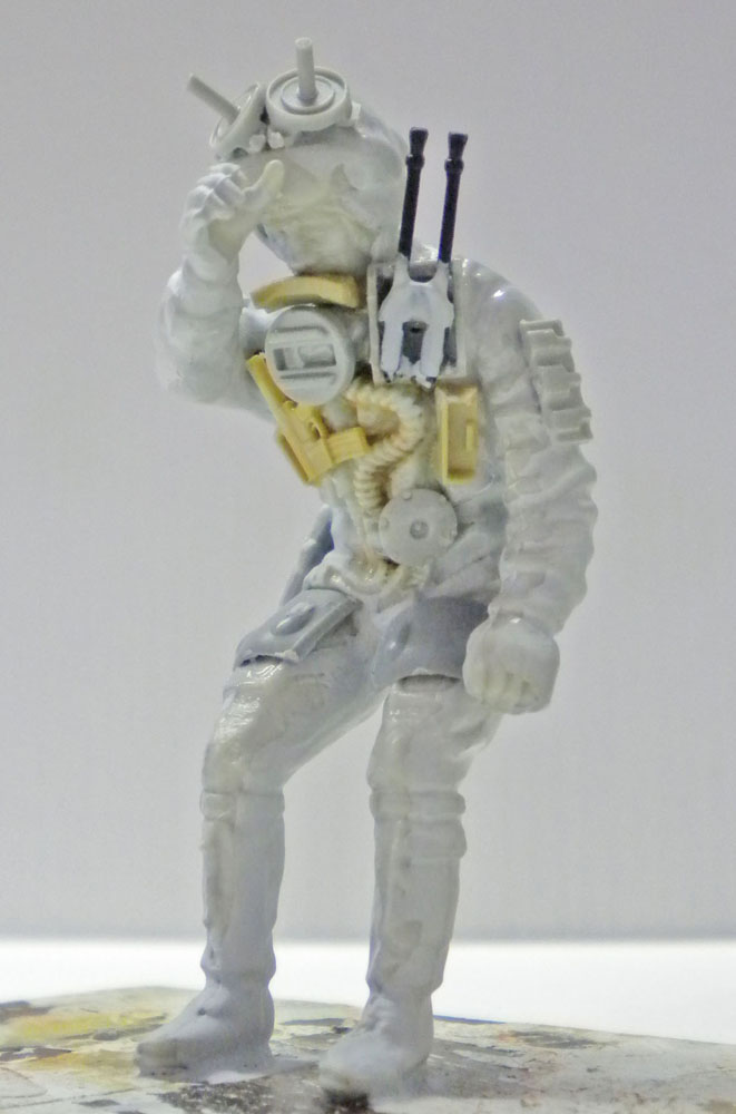 Figurine de soldat martien en armure spatiale non peinte avec antennes et équipement détaillé
