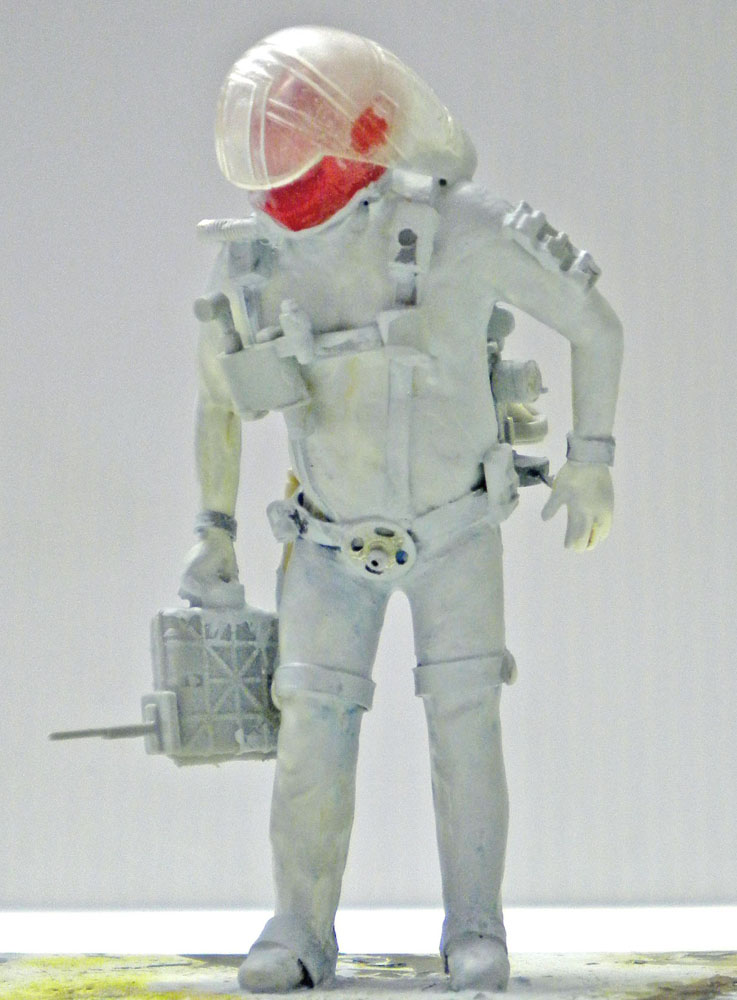 Figurine de cosmonaute en combinaison blanche au casque rouge tenant un équipement, maquette Mars 2150