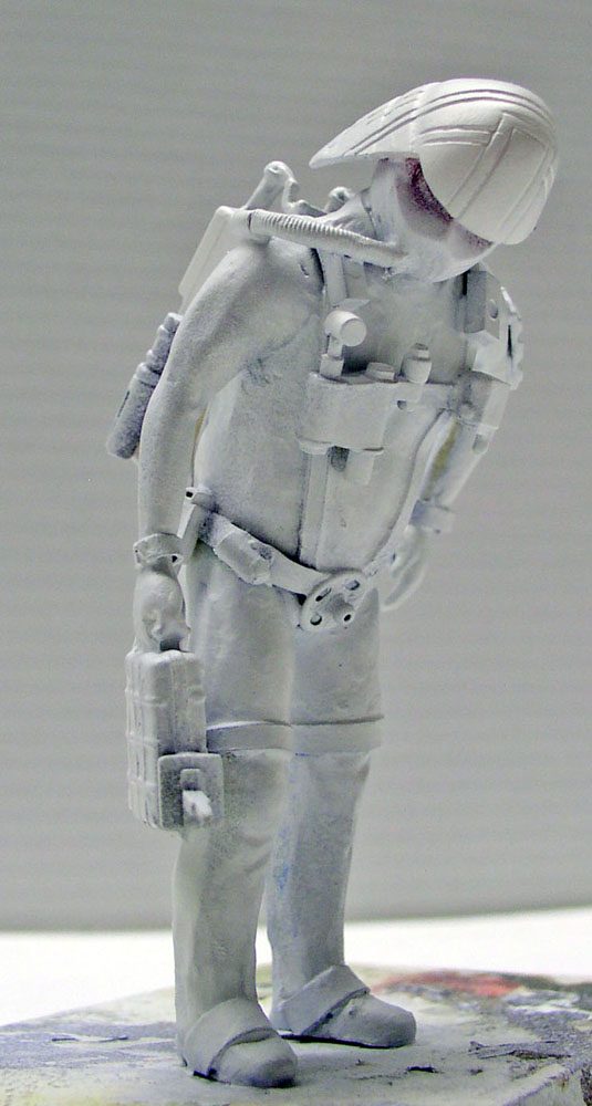 Figurine de soldat martien en apprêt gris avec casque, équipement et caisses de munitions