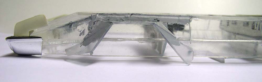 Pièce de fuselage transparente en cours d'assemblage avec mastic gris pour maquette Mars 2150