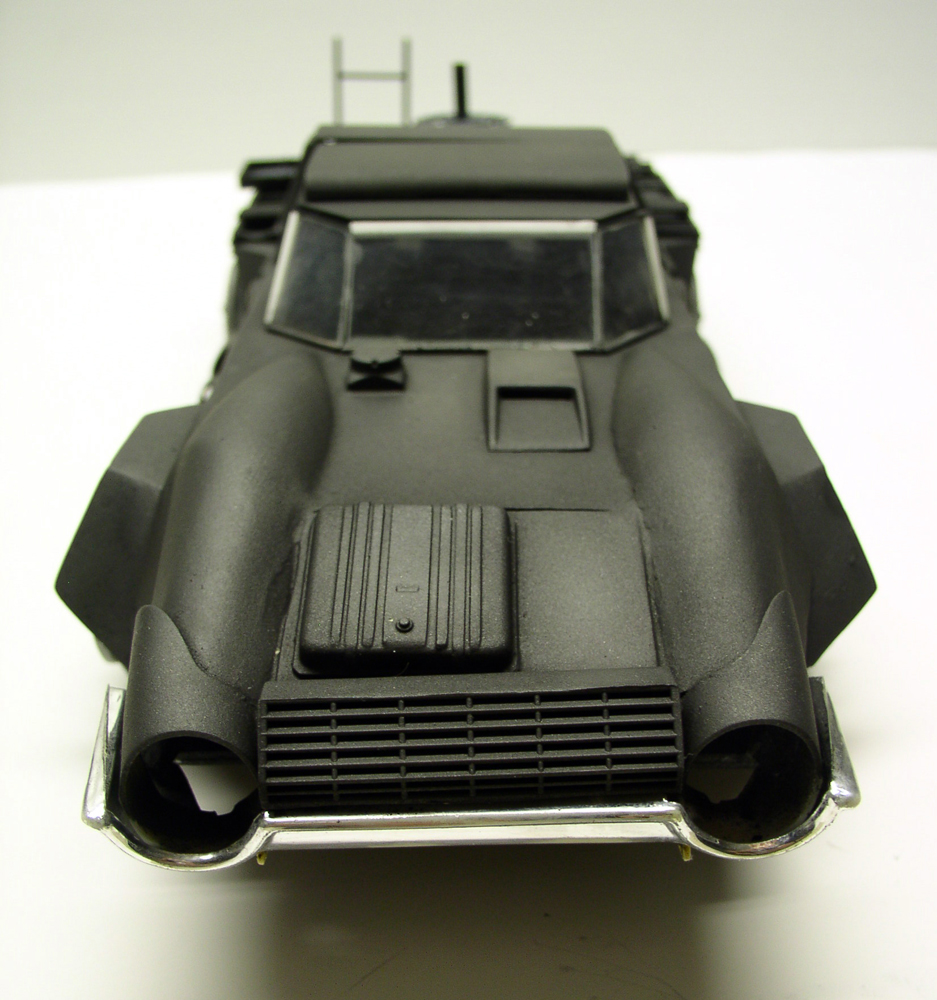 Maquette de véhicule blindé noir vu de face avec calandre et pare-chocs chromé