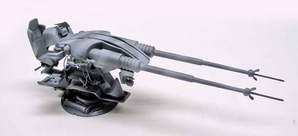 Maquette grise non peinte d'une tourelle d'artillerie futuriste à double canon avec siège de pilote