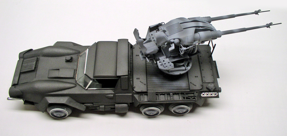Maquette de véhicule blindé futuriste gris avec canon antiaérien double monté à l'arrière