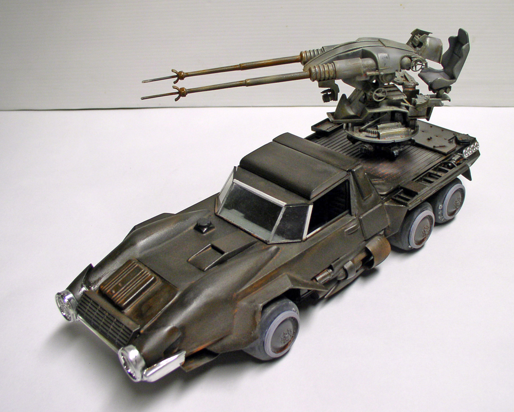 Maquette de véhicule blindé martien à six roues équipé d'un canon bitube monté sur tourelle