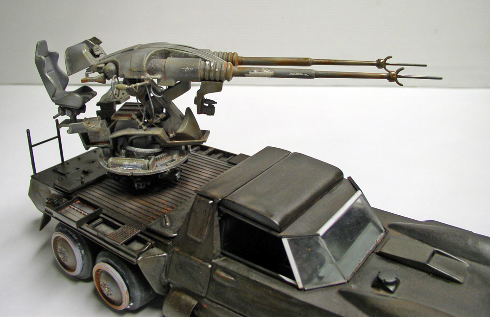 Maquette de véhicule blindé martien à six roues équipé d'un canon futuriste sur tourelle