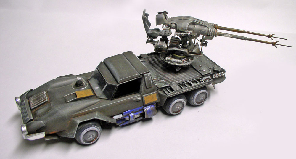 Maquette de véhicule militaire blindé futuriste à six roues armé d'un canon biplace