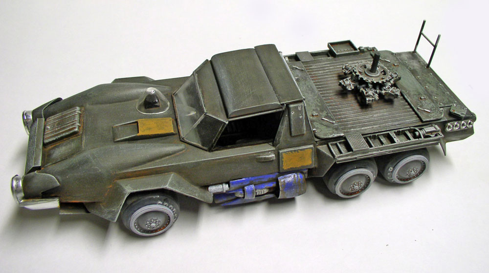 Maquette de véhicule blindé militaire futuriste gris à six roues avec plateforme arrière