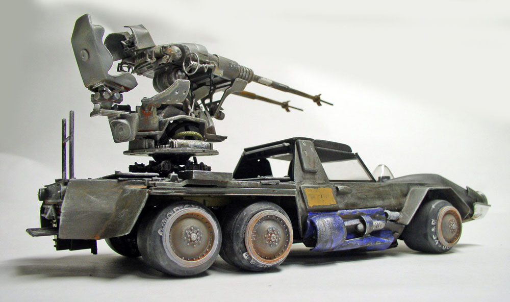 Maquette de véhicule de combat à six roues équipé d'un canon lance-missiles articulé