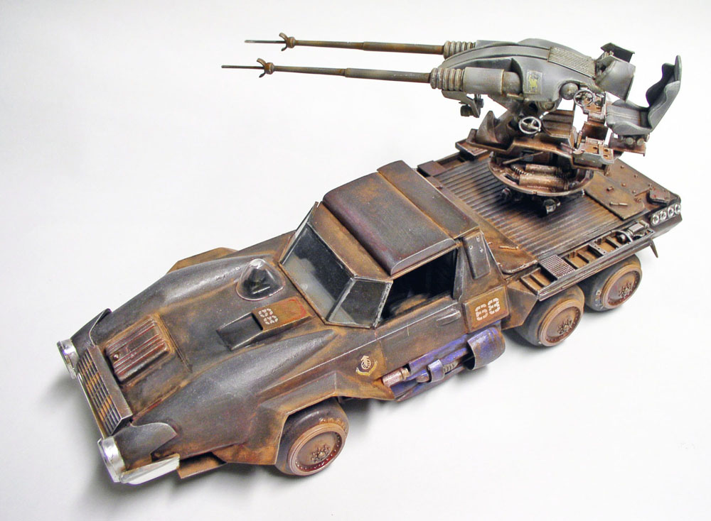 Maquette de véhicule blindé martien à six roues équipé d'un canon lance-missiles, patine rouille