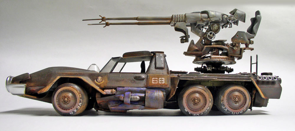 Maquette de véhicule de combat martien six roues vieilli portant un canon articulé