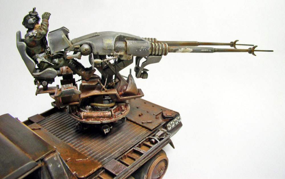 Maquette de véhicule martien rouillé avec figurine artilleur servant un long canon pivotant