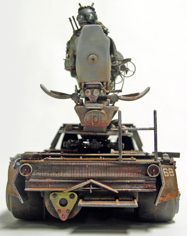 Maquette de véhicule de combat martien vieilli vu de l'arrière, avec pilote casqué