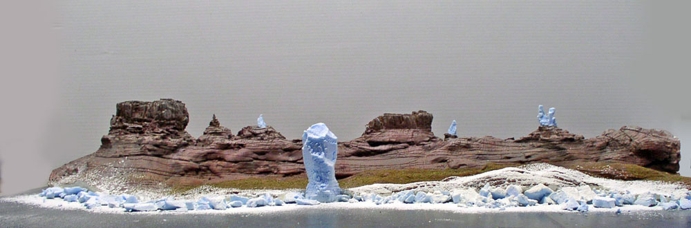 Diorama de falaises martiennes rougeâtres avec formations de glace bleutée et sol enneigé