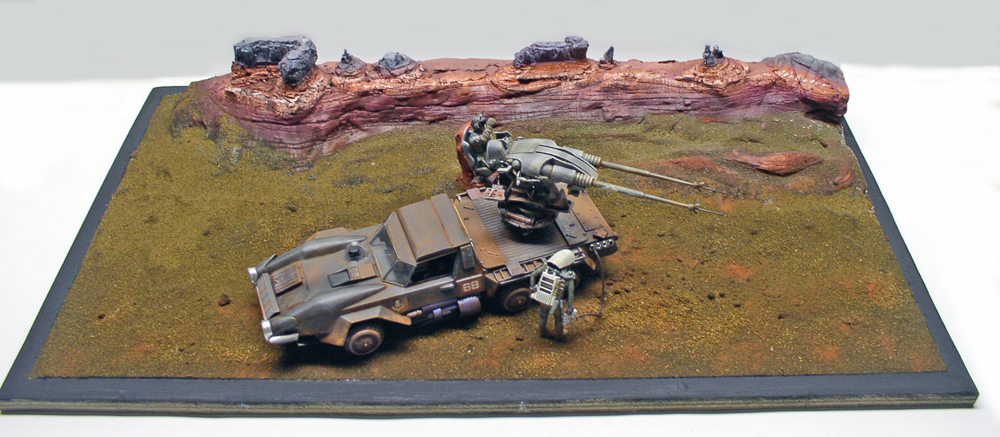 Diorama de maquette Mars 2150 avec véhicule blindé et canon antiaérien sur sol martien ocre