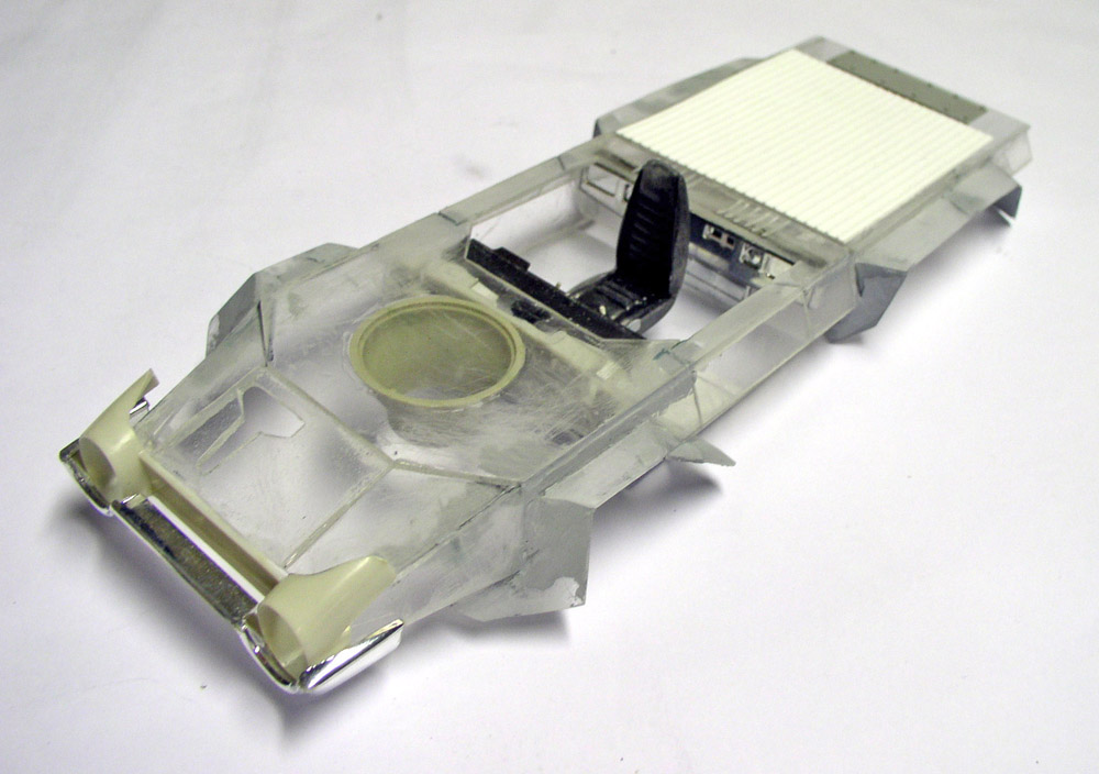 Maquette translucide de véhicule blindé martien en construction, coque transparente avec siège et habitacle apparents