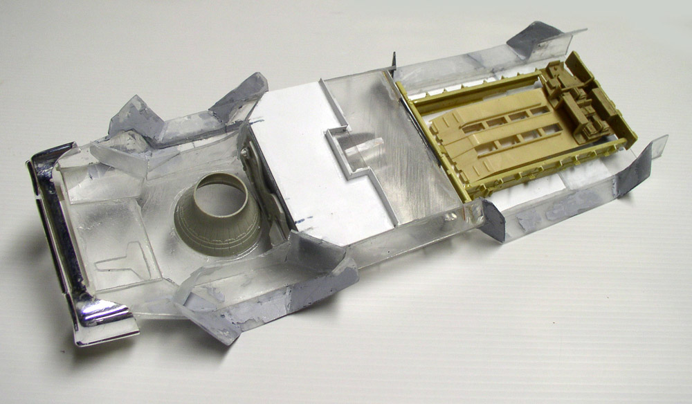 Maquette de véhicule martien en construction, coque assemblée avec pièces métalliques et plastiques