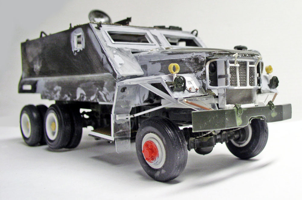 Maquette de guntruck blindé en cours de montage avec apprêt gris et caisse renforcée