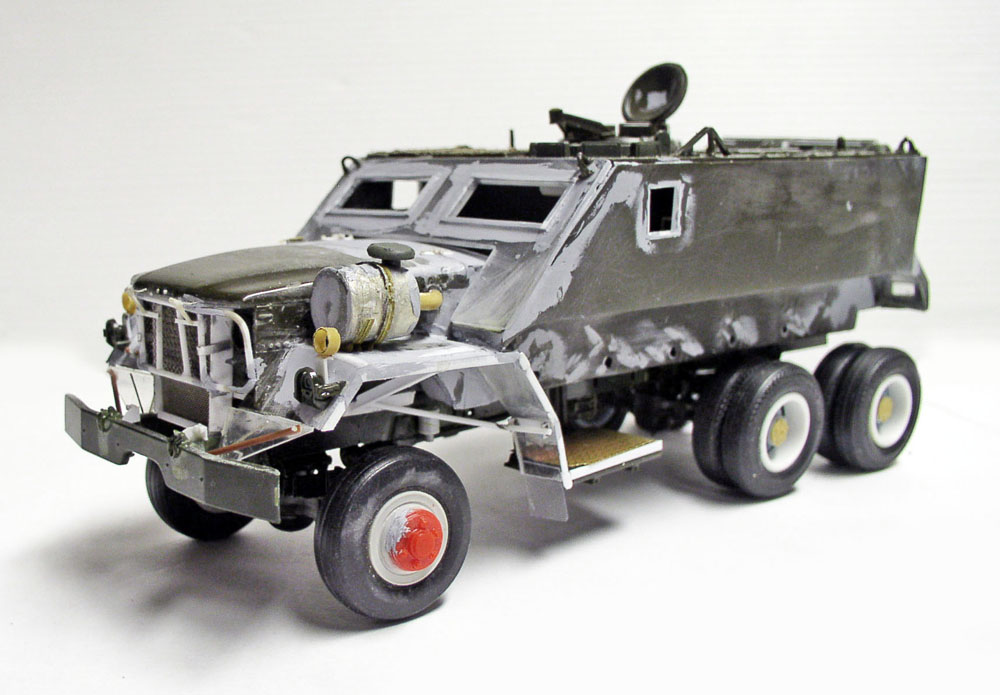 Maquette de guntruck blindé américain à six roues en cours d'assemblage et apprêt gris