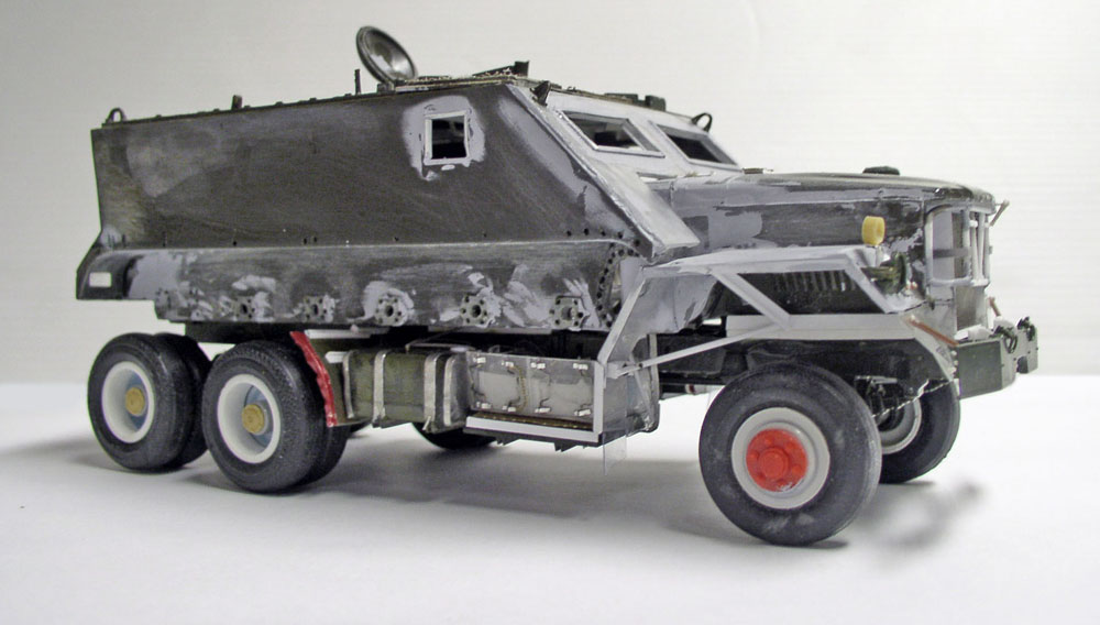 Maquette de Guntruck blindé Irak 2003 vue de profil avec cabine cuirassée en cours de montage