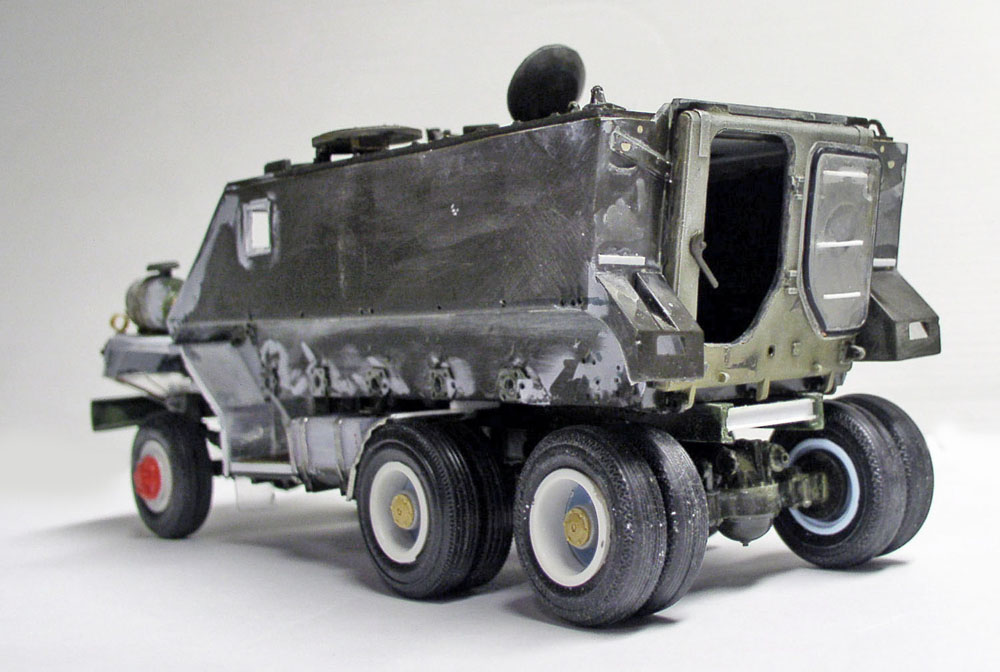 Maquette de cabine blindée de guntruck en construction vue de trois quarts arrière sans peinture finale