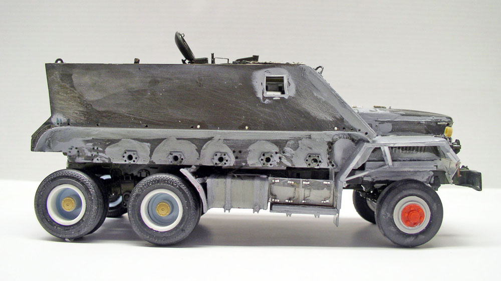 Maquette de guntruck blindé six roues vue de profil avec apprêt gris