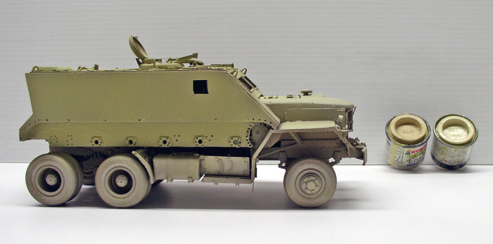Maquette de guntruck blindé sable vue de profil avec deux pots de peinture Humbrol