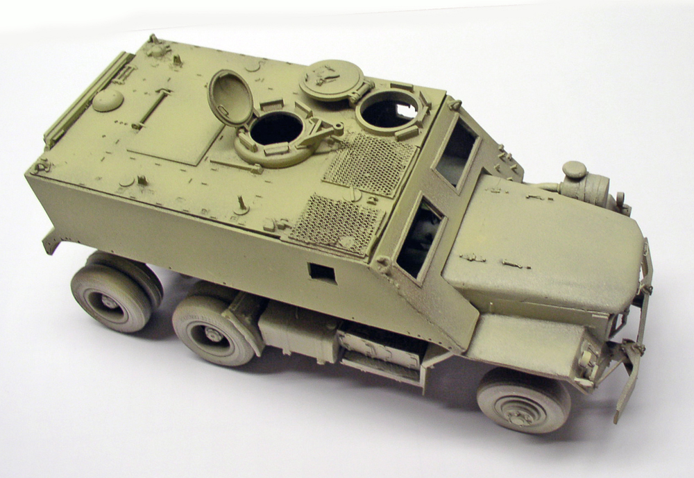 Maquette de guntruck blindé vert kaki vue de trois quarts arrière, cabine et caisse apprêtées