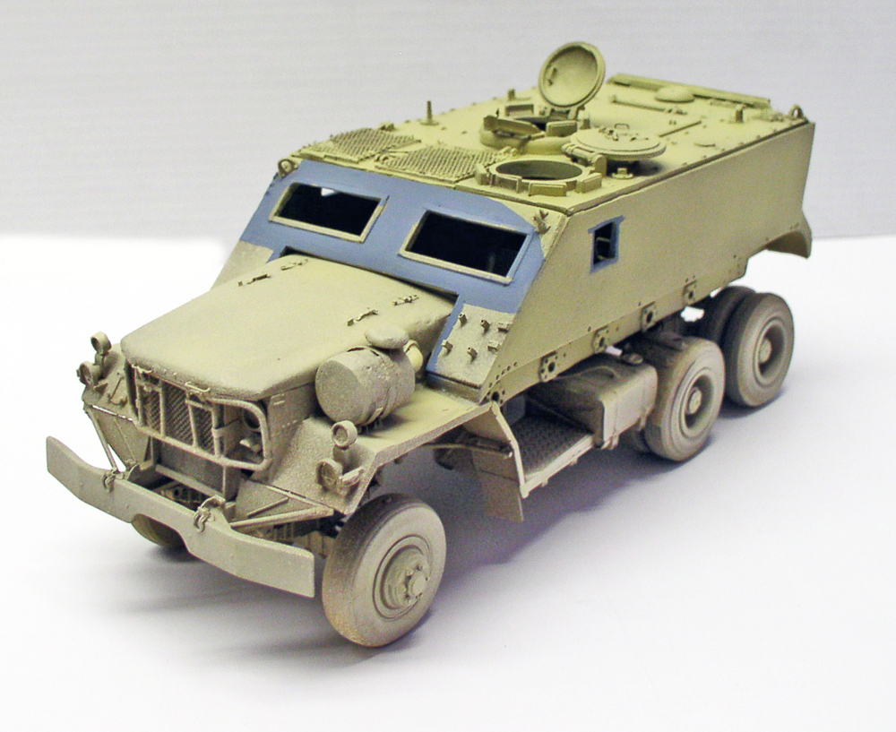 Maquette de Guntruck blindé en cours de montage, cabine apprêtée beige et bleu