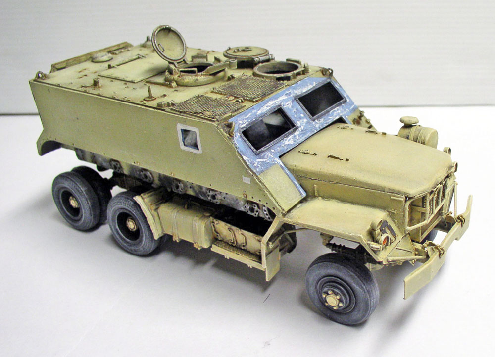 Maquette de guntruck militaire blindé sable avec cabine cuirassée vue de trois quarts avant